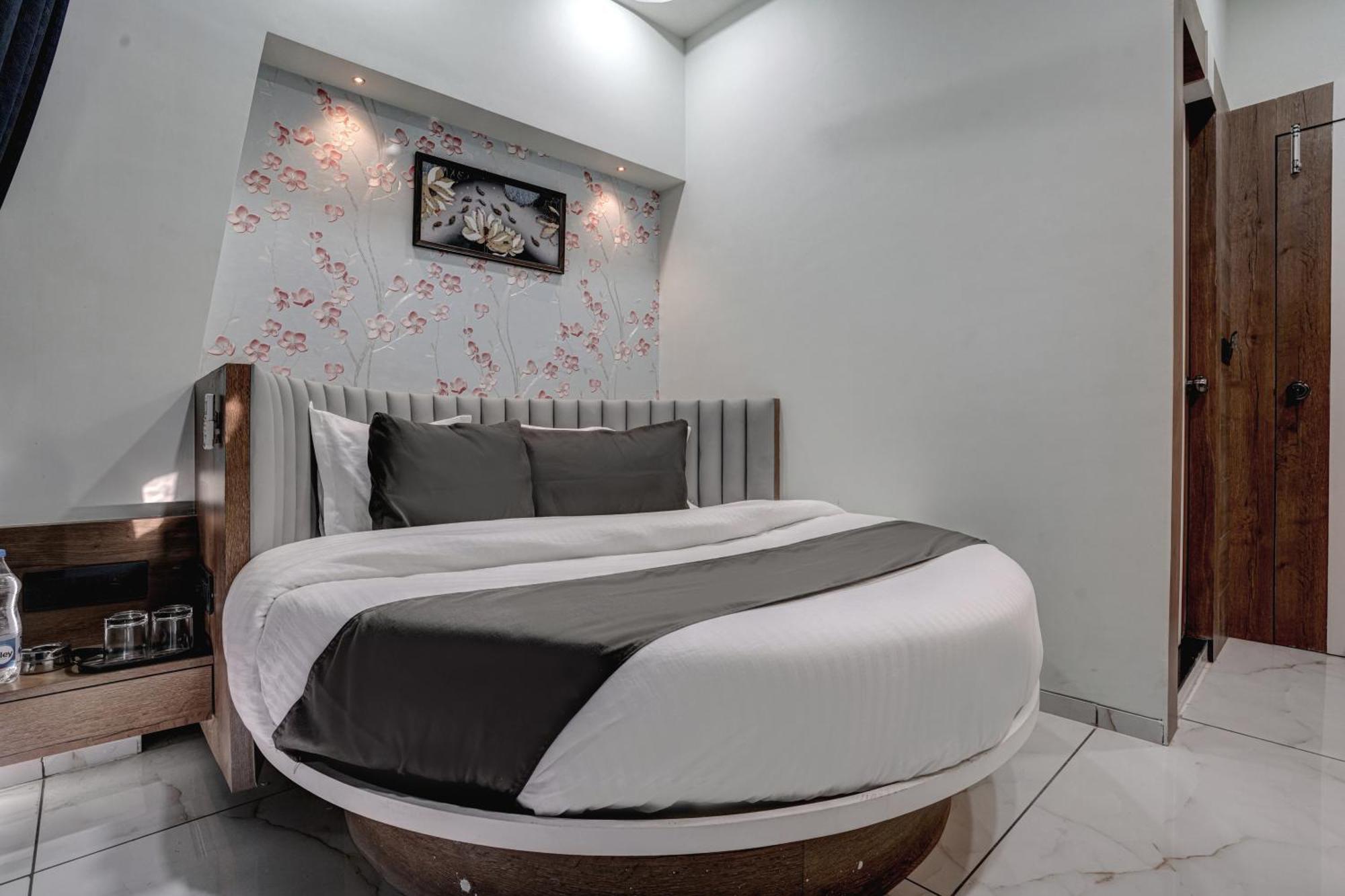 Hotel Paris Plaza أحمد أباد المظهر الخارجي الصورة