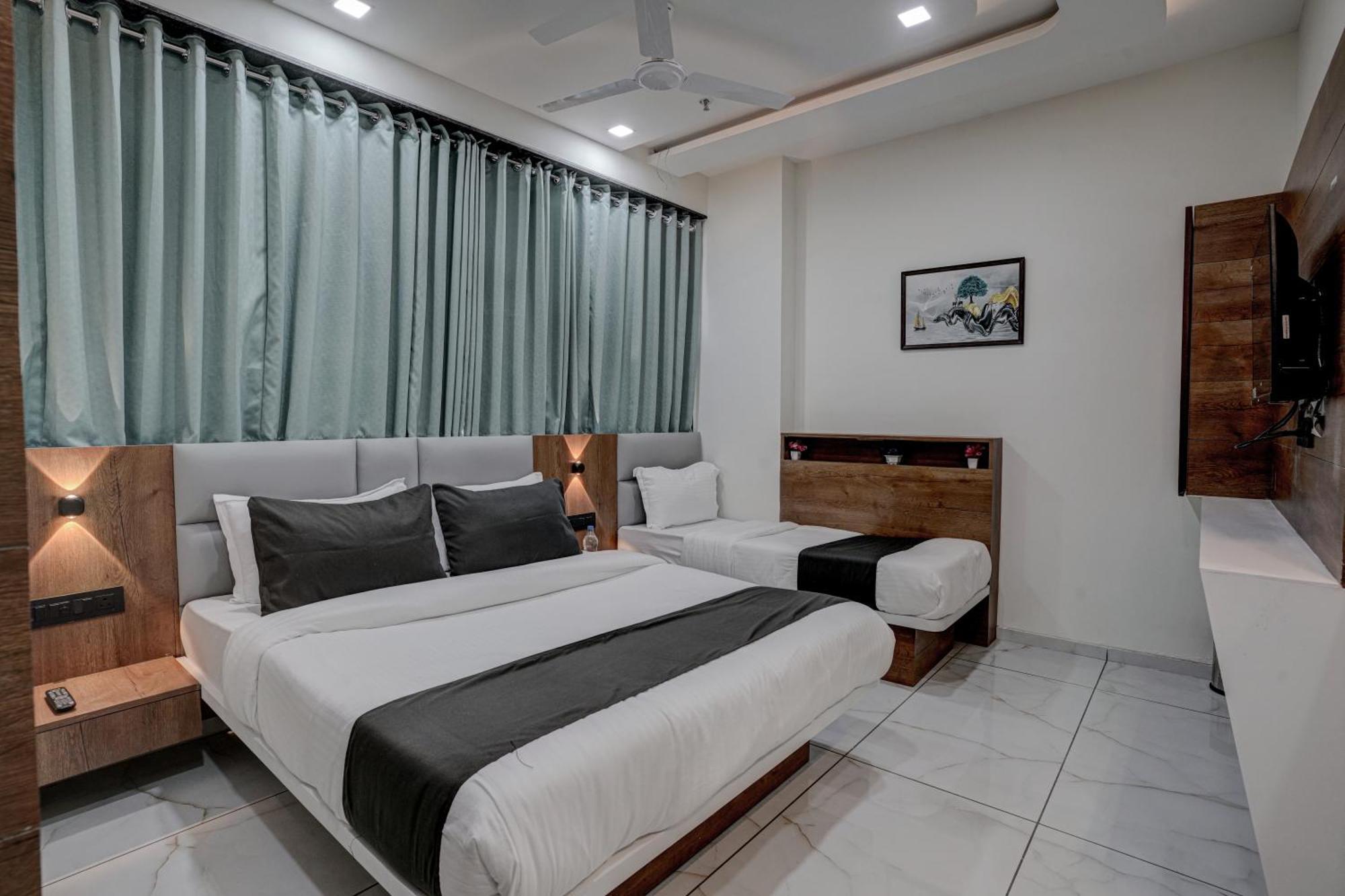 Hotel Paris Plaza أحمد أباد المظهر الخارجي الصورة