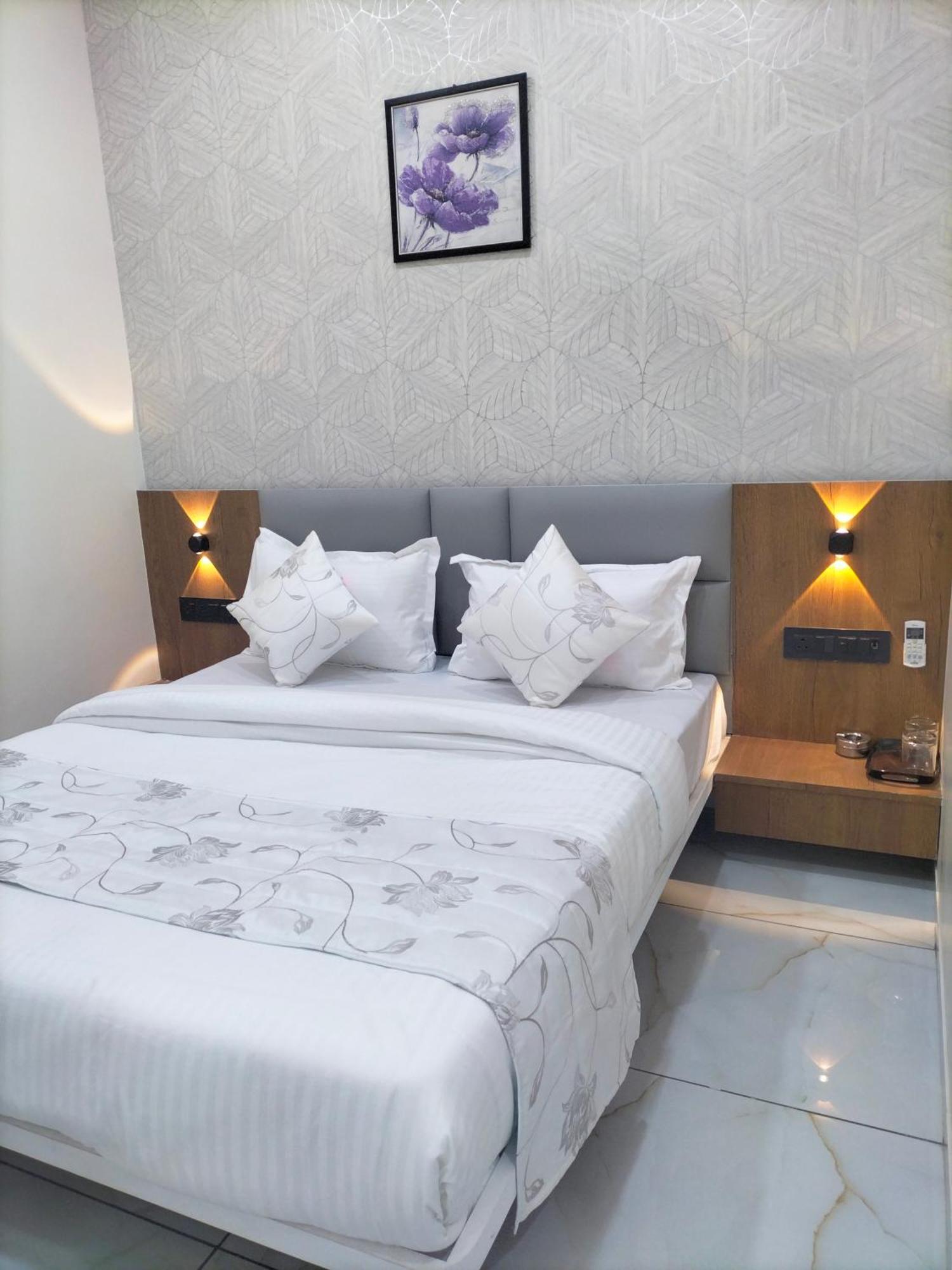 Hotel Paris Plaza أحمد أباد المظهر الخارجي الصورة