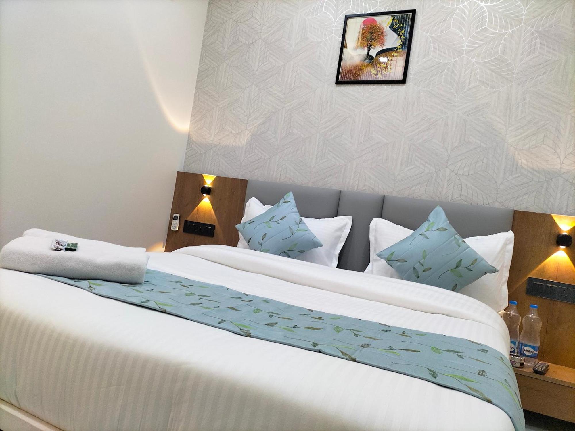 Hotel Paris Plaza أحمد أباد المظهر الخارجي الصورة