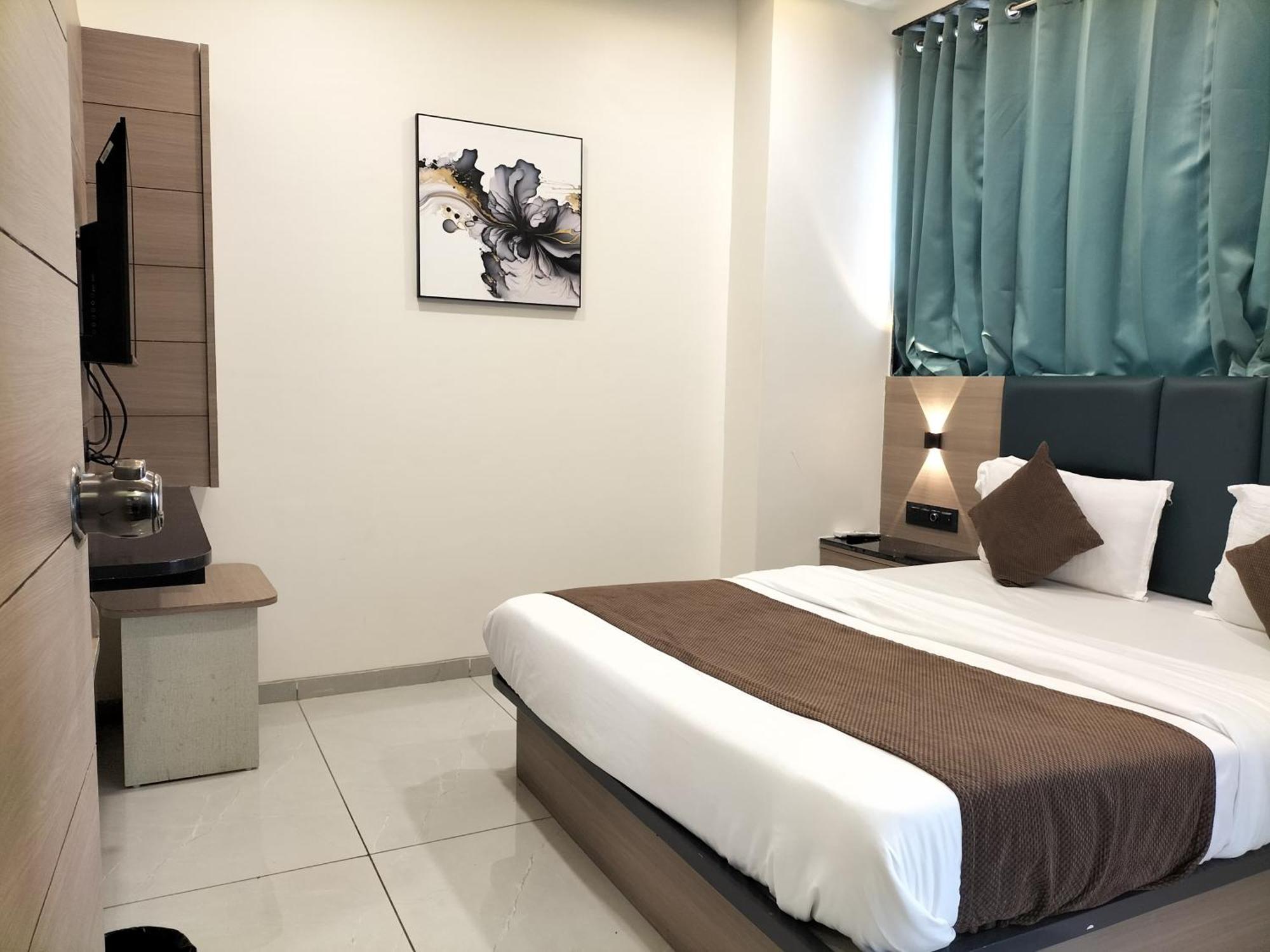 Hotel Paris Plaza أحمد أباد المظهر الخارجي الصورة