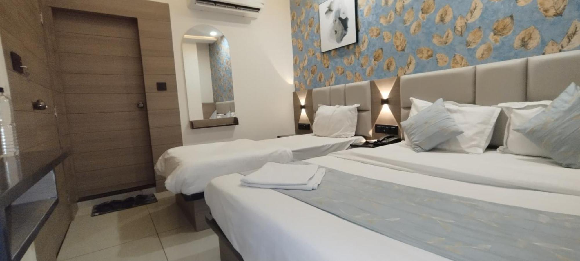 Hotel Paris Plaza أحمد أباد المظهر الخارجي الصورة