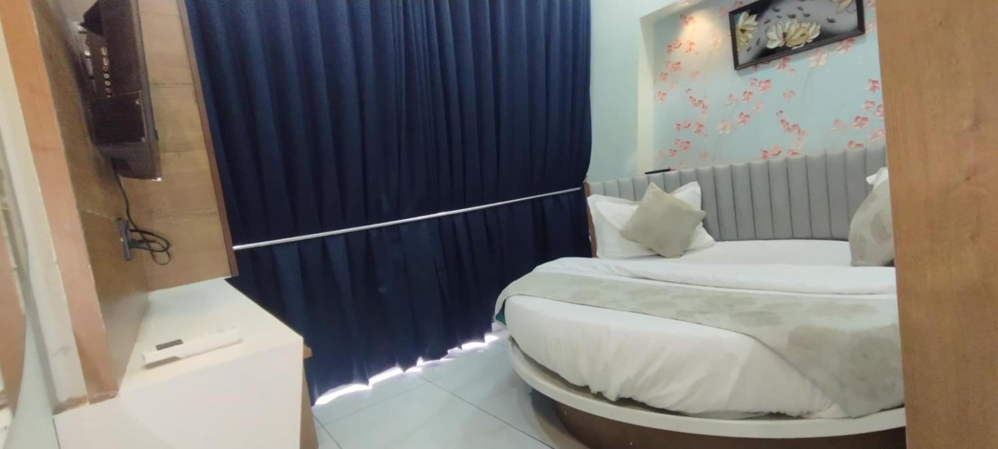 Hotel Paris Plaza أحمد أباد المظهر الخارجي الصورة